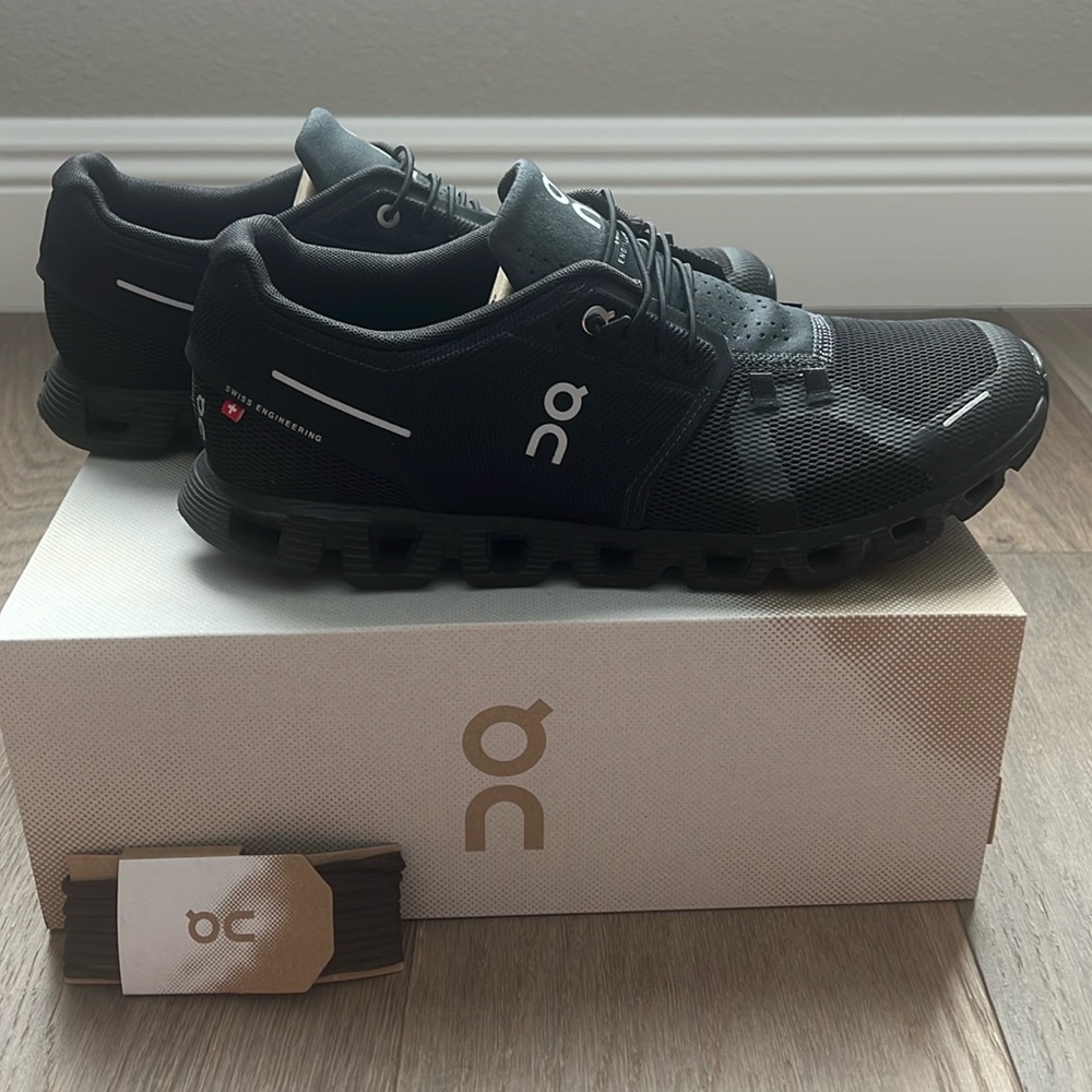 On Cloud 5 men’s all black shoe size 10
